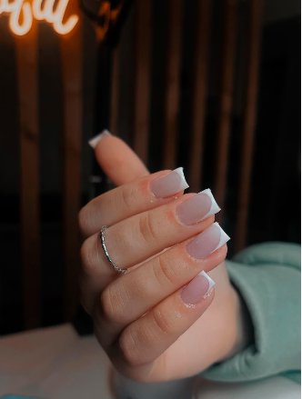 French clássica em unhas quadradas com acabamento leitoso no studio