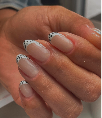 French branca com bolinhas pretas em unhas amendoadas no studio em Canedo